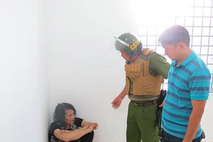 Phê ma túy, phá nhà nghỉ, bắt bạn làm con tin