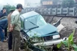 Tàu hỏa húc ôtô văng xa 30 m