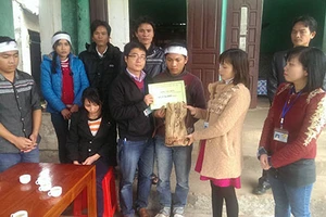 Hỗ trợ 61 triệu đồng cho gia đình bị ngạt khí, ba người tử vong