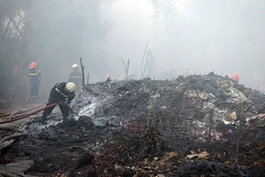 Lửa thiêu rụi bãi phế liệu