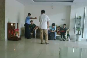 Bị kiểm tra, phòng khám cản trở nhà báo tác nghiệp