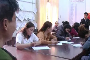 Bắt 10 quý bà sát phạt nhau