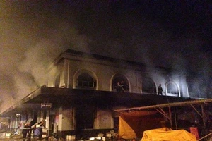  Cháy lớn ở chợ phố Hiến, thiệt hại cả trăm tỉ đồng