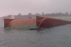 Lật sà lan chở đá, 2 người thoát chết, 1 người mất tích