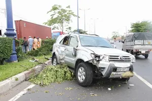 Ô tô lao vào dải phân cách, 2 công nhân nguy kịch