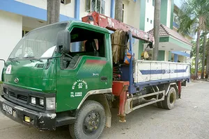 Bắt băng trộm cáp viễn thông bằng xe cẩu