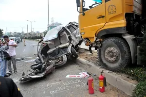 Xe tải tông nát xe khách, 12 người trọng thương