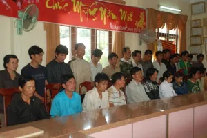 Phá trường gà, hơn 30 người bị bắt, "biện gà" bỏ trốn