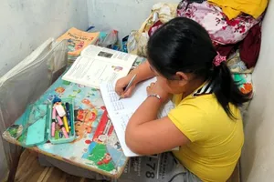 Bé gái bị mẹ xây 'lô cốt' giam cầm giữa Hà Nội