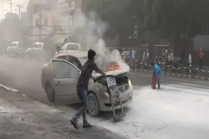 Ôtô lại bốc cháy trên đường