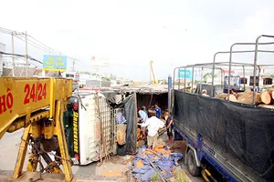 Xe tải chở gỗ lật nhào, Quốc lộ 1A ùn tắc nghiêm trọng