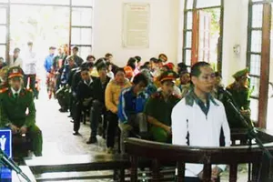 Hiếp dâm con ruột lãnh 20 năm tù