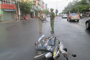 Hai xe máy đâm nhau một người bị thương nặng