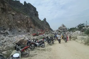 Chủ xí nghiệp bị đá đè chết