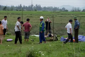 Lấy điện lưới đánh cá, 1 công nhân bị điện giật chết