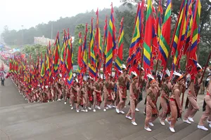 Hàng vạn người thành kính dâng hương tưởng nhớ Vua Hùng