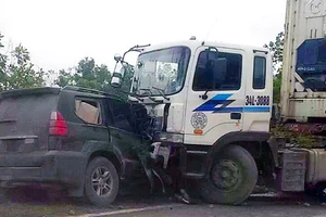 Đối đầu container, Lexus bị nghiền nát đầu