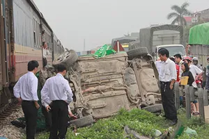 Tàu hỏa tông taxi văng 20m