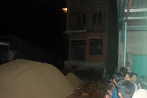 Sập mái nhà đang xây, con chết thảm, mẹ bị thương nặng