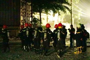 Cháy kho hóa chất, 15 cảnh sát chữa cháy bị thương