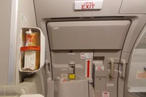 Khách lại mở cửa thoát hiểm máy bay Vietnam Airlies