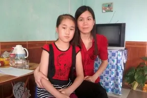 Nghi bé gái hái trộm khế, chủ vườn bắt trói, dọa chém chết