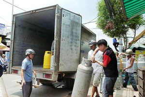 Đại lý gas phát hỏa, cả khu phố tháo chạy 