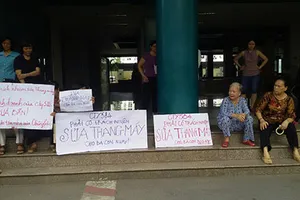 Cư dân giăng biểu ngữ “đuổi” chủ đầu tư chung cư