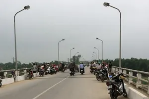 Ném xe đạp xuống sông Lam rồi nhảy cầu tự vẫn