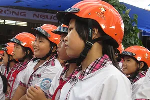 Phát động “Đội mũ bảo hiểm đạt chuẩn cho gia đình”