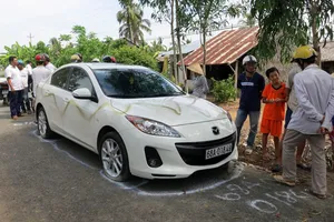 Công an xã uống bia, chặn xe, xịt sơn lung tung