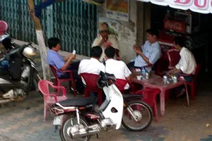 Thành lập tổ kiểm tra công chức la cà hàng quán