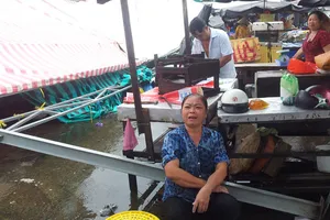 Mưa nhỏ, sập chợ tiền chế mới dựng 2 tuần