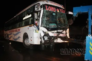 Xe khách đâm trực diện xe đưa đón học sinh