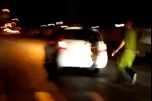 Tạm giữ người phụ nữ mắng chửi, hất công an lên nắp capô xe