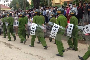 Giải vây Phó trưởng công an huyện bị hàng trăm người vây giữ