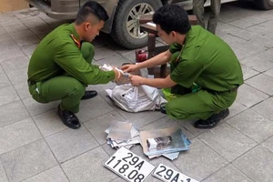 Ổ sản xuất biển ôtô giả có dập logo cảnh sát