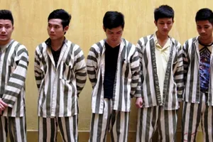 Nhóm đánh giày chuyên câu trộm điện thoại ở Hà Nội