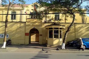 Nguyên chiến sĩ cảnh sát rủ nhân viên quán hát hít ma túy