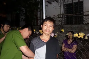 Muốn trộm cắp, trèo hàng rào vào nhà nói bị đuổi đánh