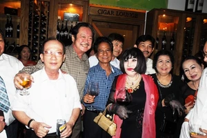 Chế Linh vui mừng hội ngộ Thẩm Thúy Hằng