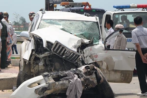 Xe giường nằm, ôtô, xe máy tông liên hoàn, 1 người chết