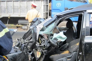 Xe chuyển hướng đột ngột, 4 người chết tại chỗ