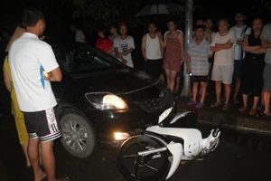 Xe "điên" tông vào thiếu nữ rồi kéo xe máy bỏ chạy hơn 4 km