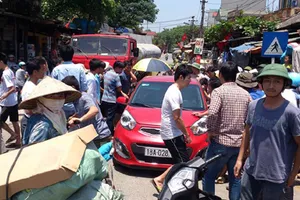 Lái ô tô đi trộm thẻ điện thoại