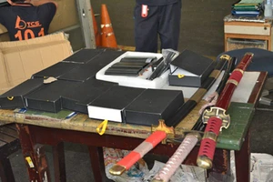 Bắt vụ vận chuyển vũ khí, máy phá sóng tại Tân Sơn Nhất