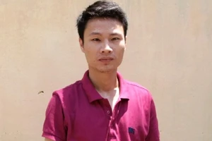 Không đội mũ bảo hiểm còn đánh CSGT