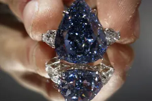 Chiêm ngưỡng viên kim cương xanh lớn nhất thế giới giá 530 tỷ đồng