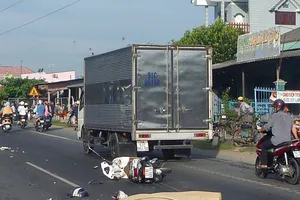 Xe container cán ngang, hai cô gái thiệt mạng