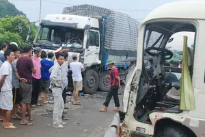 Ô tô đấu đầu, 10 người bị thương